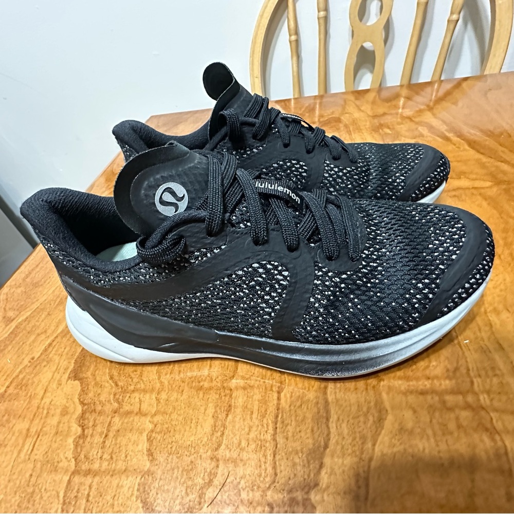 LULULEMON 
Women's Blissfeel 2 Running Shoe SIZE 6 US